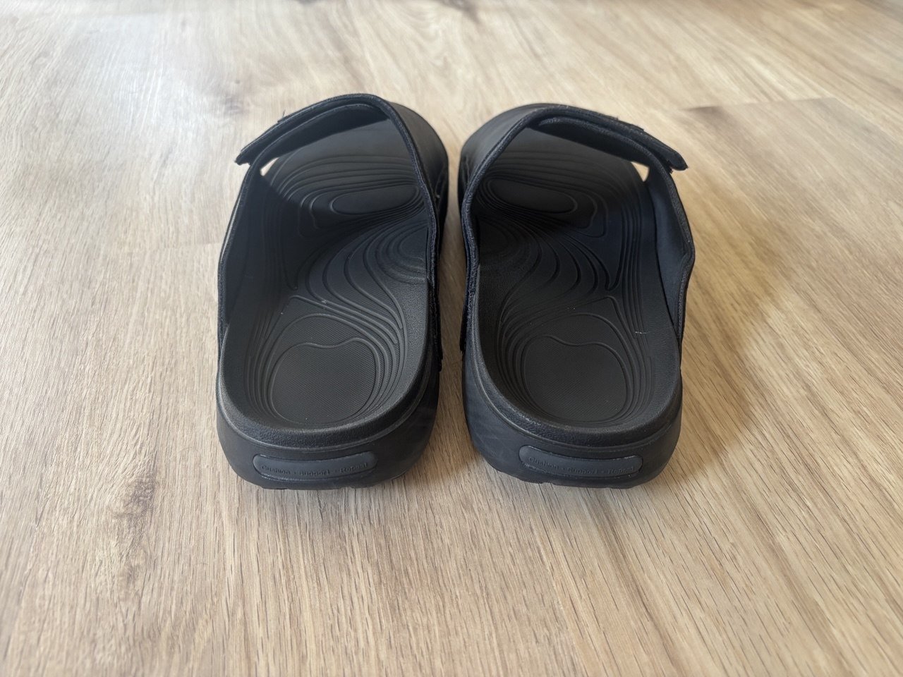 Pair of black VALSOLE Recovery Slides showing the contoured footbeds.